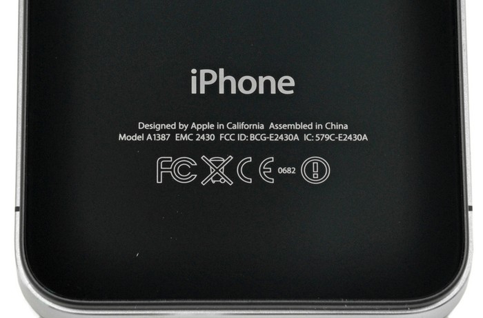 iPhone 4S có tên mã là A1387, 2 cái rãnh nằm trên viền bao quanh máy là rãnh của ăng-ten